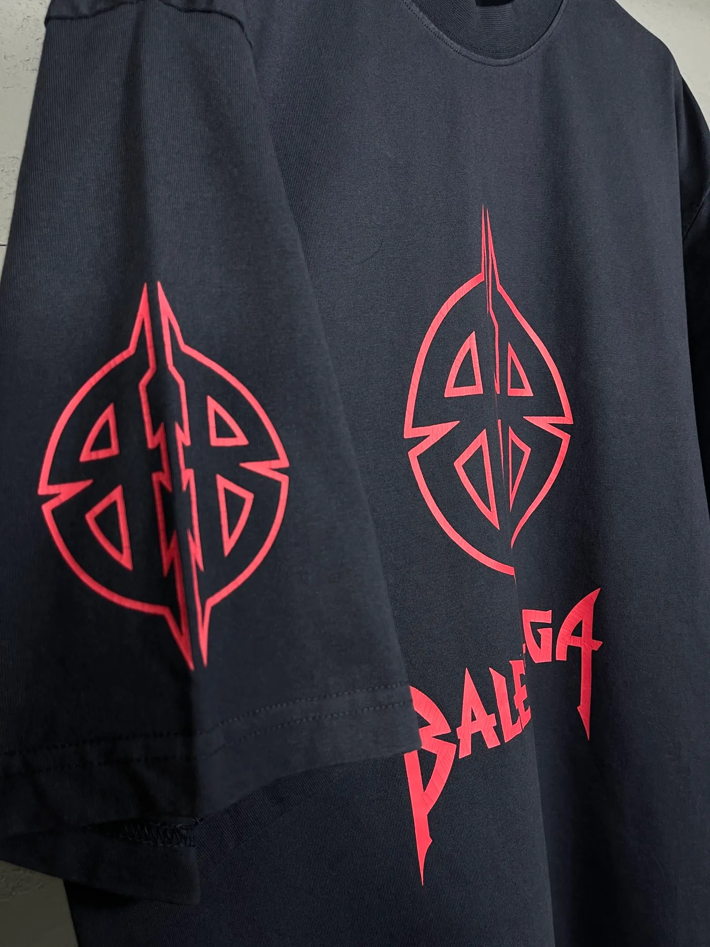 【 . Quality】BALENCI*GA/ .2024New Arrival.Classic LOGO T . . Authentic ， ！ ZP . 260 ， . ， ，。 。Classic ， ， ， 。 . ， ， ， OS . Same Style ：BL 223209 ：Dark Blue ，White Size：XS L
